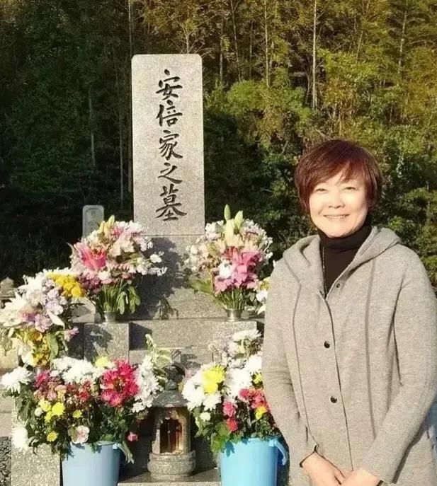 夫人在墓前笑的这么开心，真是一个能够放得下的人呐！

作为一个政客，据说他曾被夫