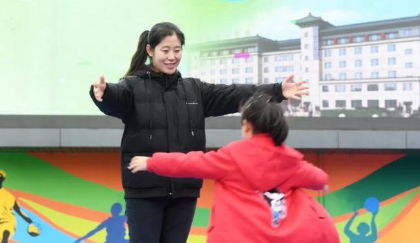 吉林长春，1女体育老师上课时，发现6岁女孩全身脏兮兮的，还发出臭味，同学都离她远