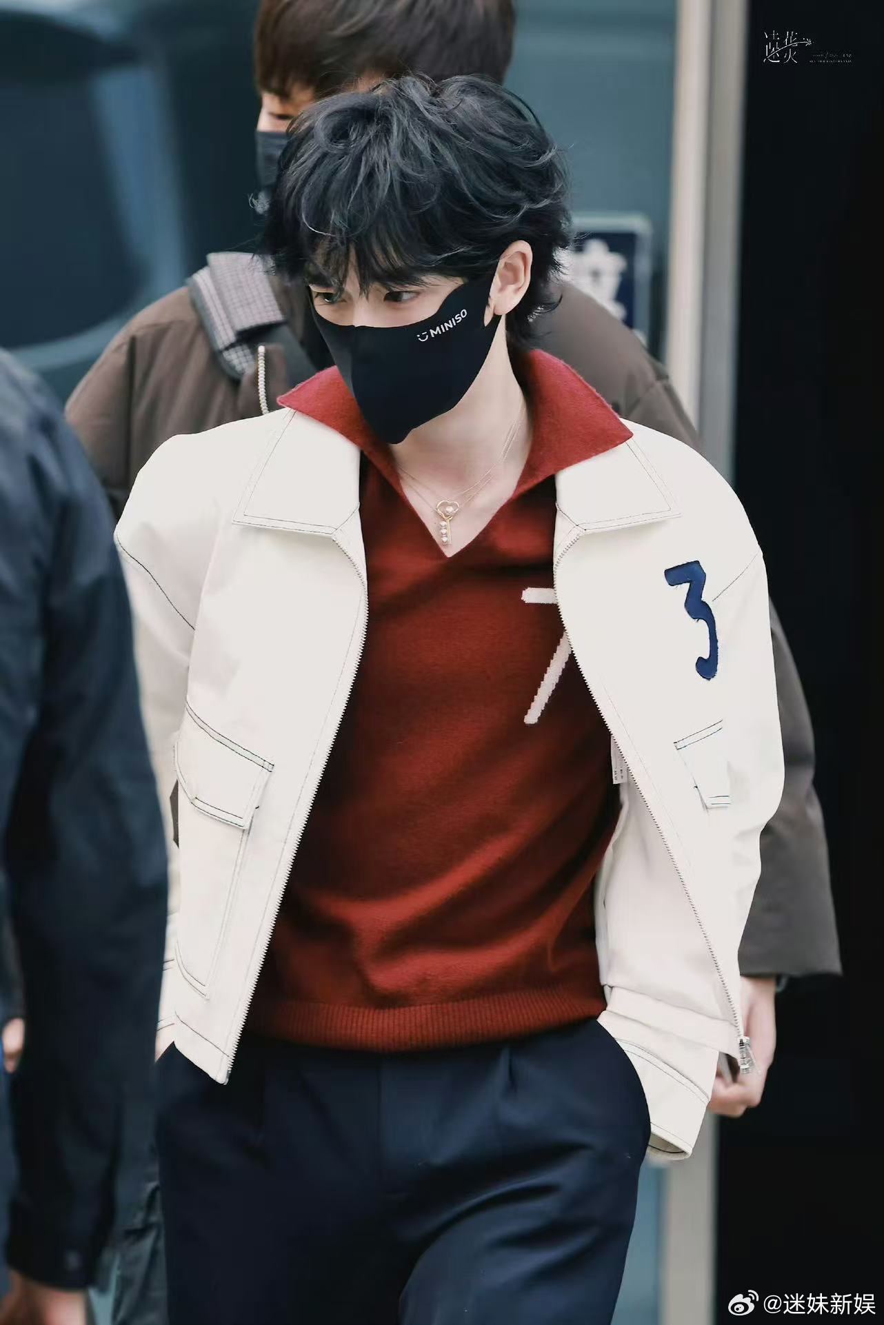 丁程鑫红白撞色穿搭丁程鑫红白撞色卷毛丁程鑫红白撞色卷毛，好帅， 