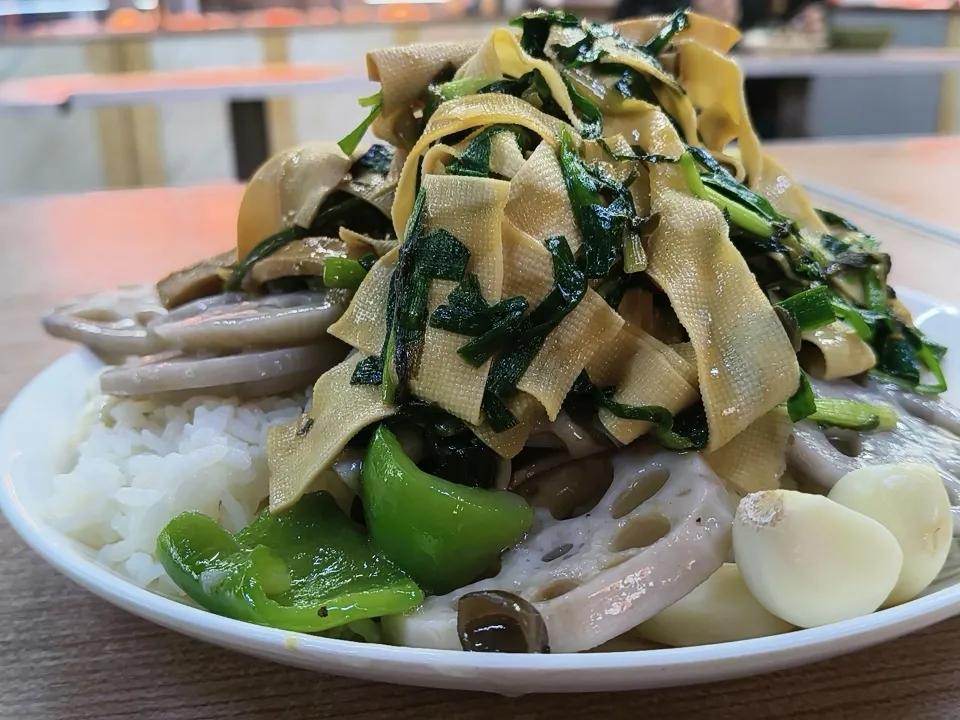 15块钱三菜，一饭一汤。饭随便吃，汤随便喝，饭吃饱喝足。
   当真现在这个饭店