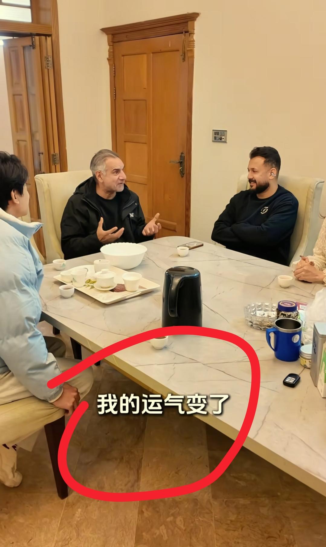 看到欧阳带着广州粉丝来看望小麦爸爸，我忍了
看到一见到麦爸就送礼送红包，我也忍了