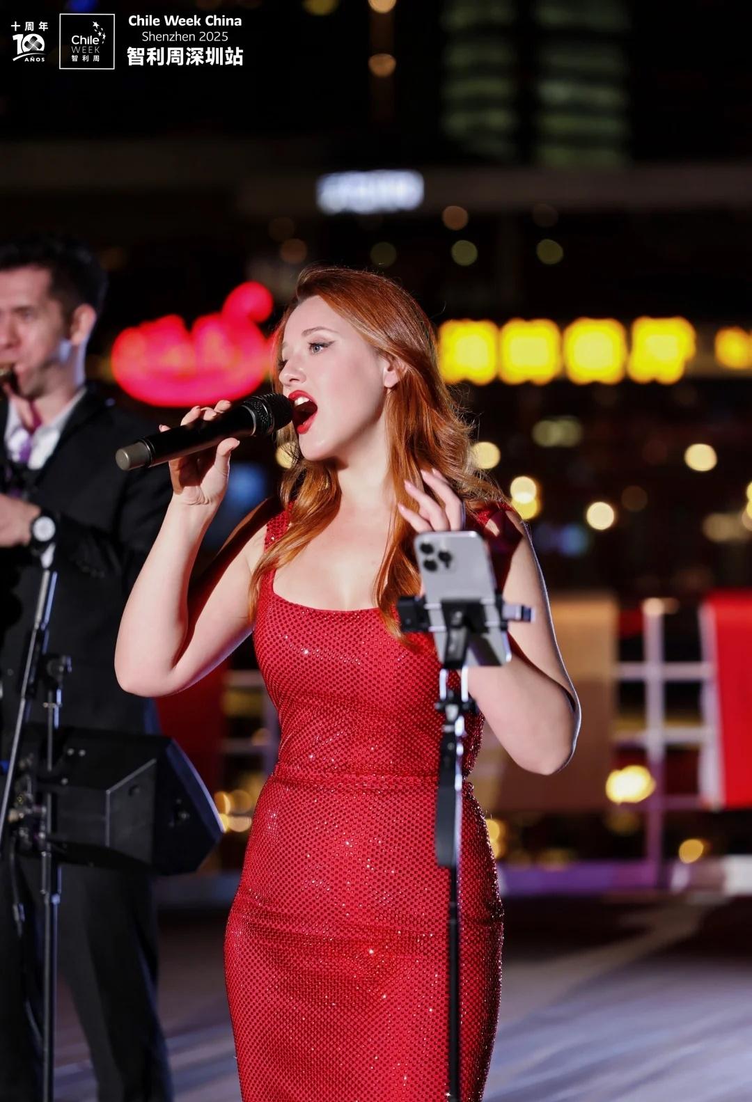 智利周十周年：海上世界的璀璨之夜 ！
“海内存知己，天涯若比邻。” 🌍 在这个