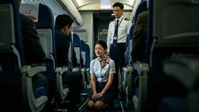 网传东航空姐跪地道歉冲上热搜！官方最新回应，真相到底是什么