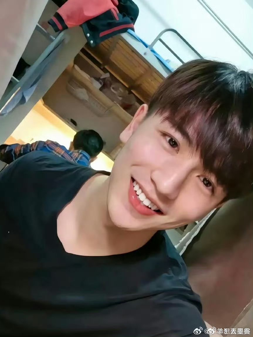 张凌赫 张家玮张凌赫早期给人一种死缠烂打能追上的感觉 