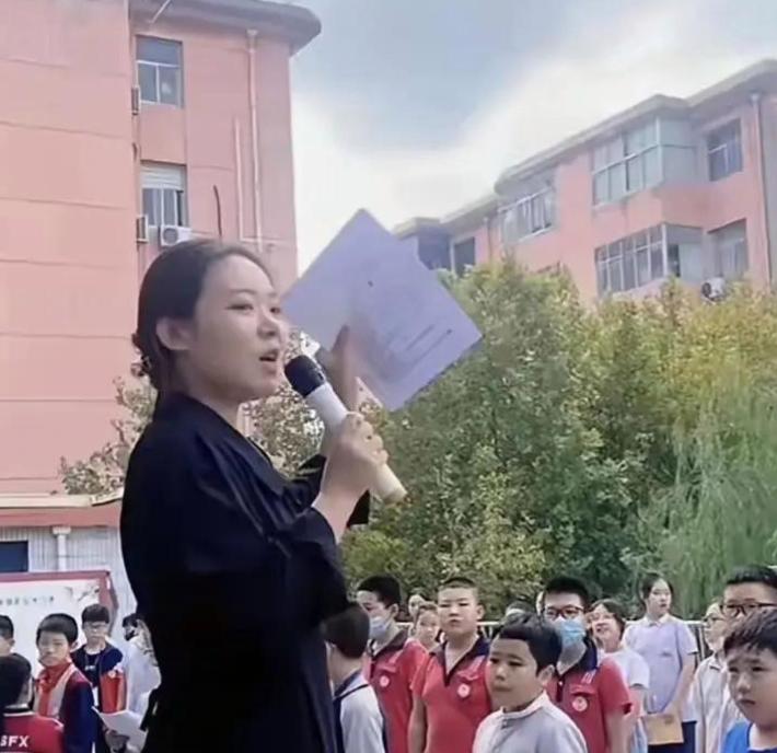 谁都没想到，一位老教师在追悼会后低声说：悦悦老师这么拼，终究还是没扛住。

她才