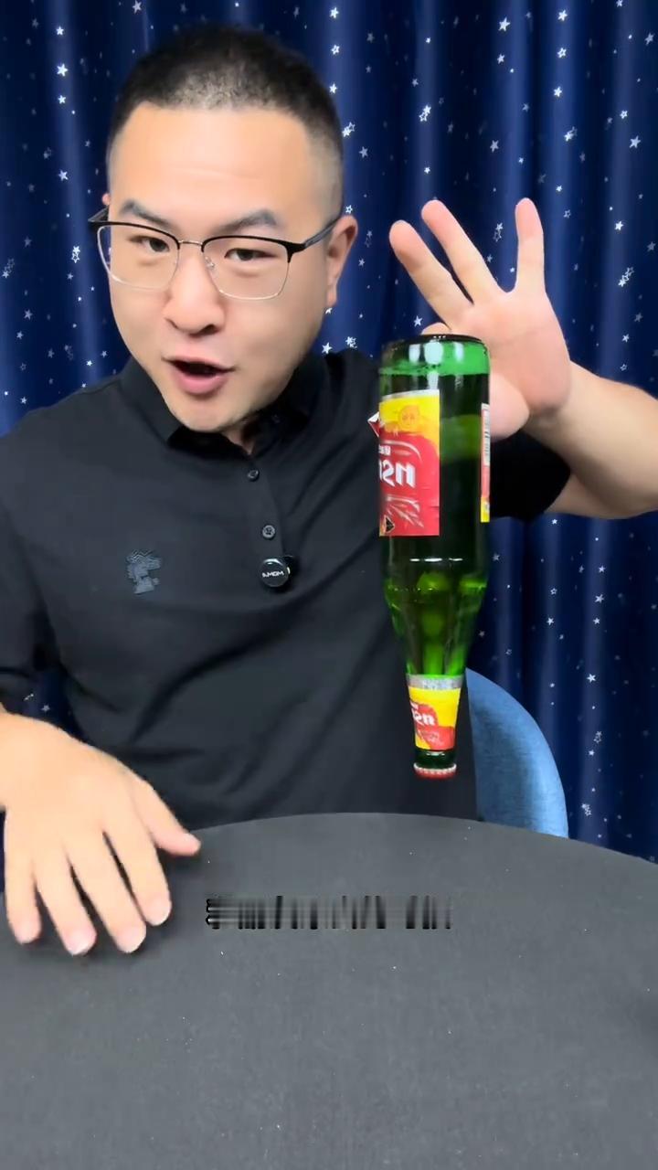 二指提瓶，饭局必备绝技。
这招骗了我20年，今天终于破解。一般人不会，和朋友聚会