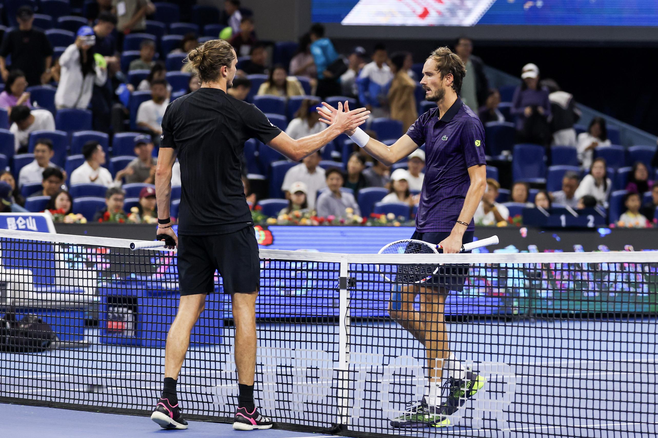 🎾 巴黎大师赛八强出炉，一场焦点对决将再度上演！梅德韦杰夫（时隔一月，两人转战