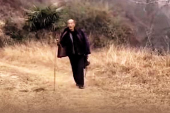 41岁女保姆忠告:
单身老头请保姆根本就不是为了做家务。
有个78岁大爷，
性格