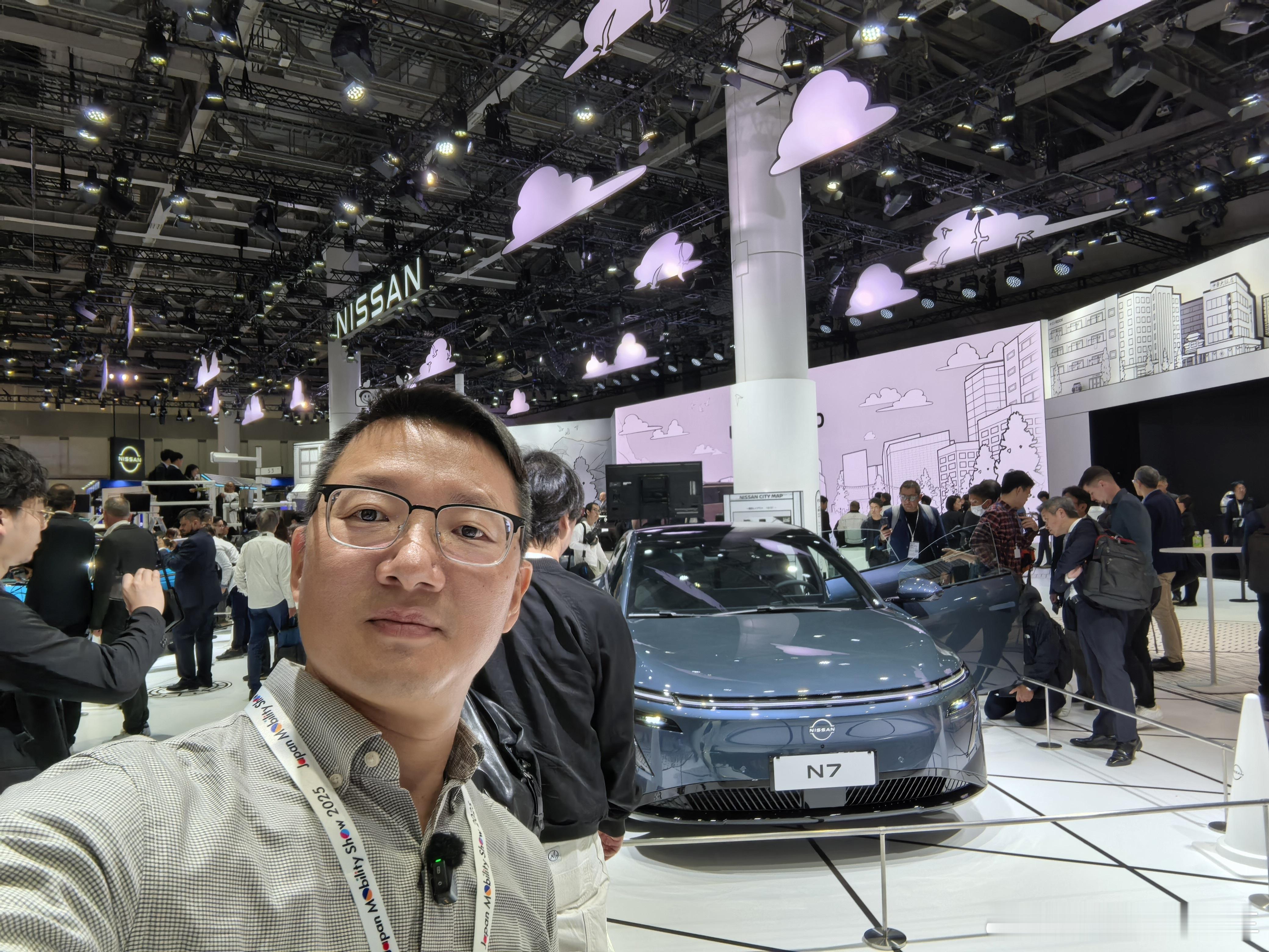 东京车展的日产展台，我没看错吧，是谁在东风日产N7面前跪下了？  ​​​