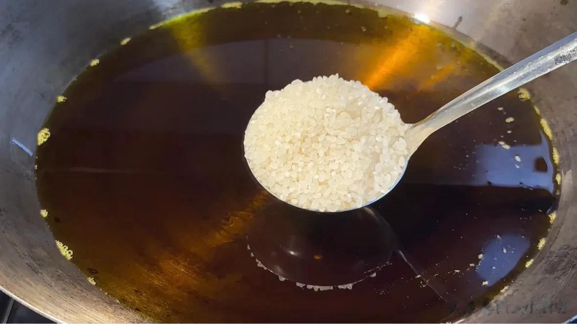 大米倒进滚汤的油锅中，瞬间变美食，这个做法第一次见，太好吃了
这道菜的做法是将大