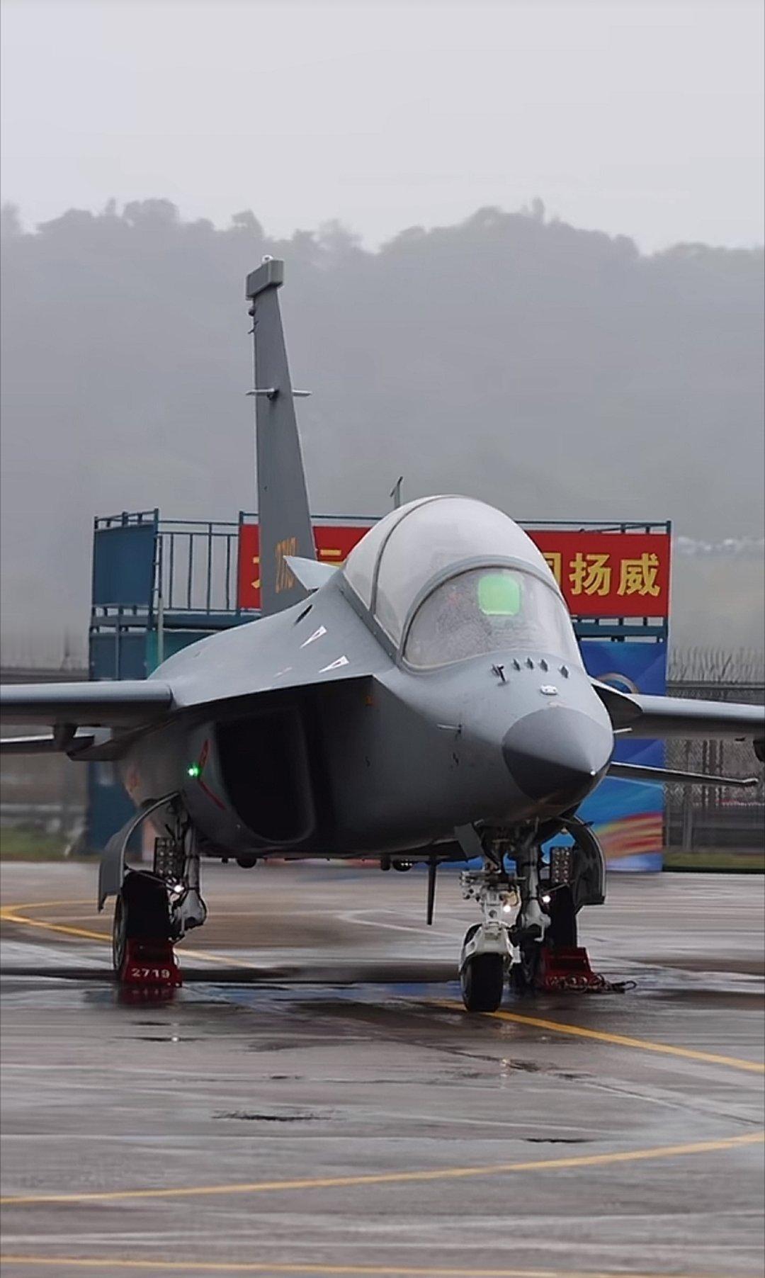 你管这飞机叫教练机？教10都有HUD系统了？难怪变成菲国严厉的父亲了[允悲] ​