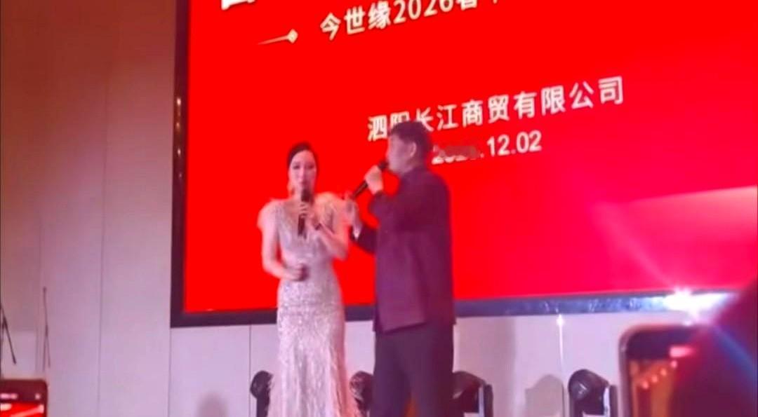 大衣哥朱之文真的太忙了，前脚刚在河南项城演出结束，又马不停蹄地到江苏泗阳演出，一