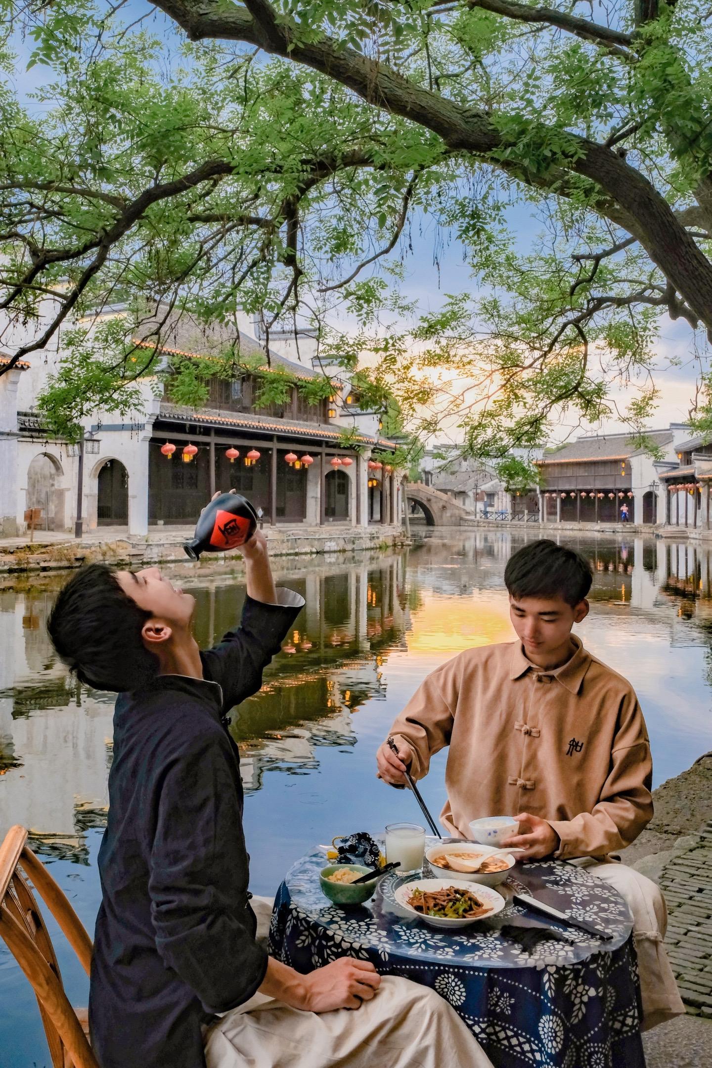 国庆就去这9个冷门又有趣的城市游玩吧！旅行的这几年走过国内100多座城市
相比那些拥挤热闹的热门城市
我更偏爱小城市的惬意与闲适自在
下面这9座宜居又好玩的城市分享给你
让我最想为此停留~
.
🔸浙江湖州
提起浙江有名的古镇，乌镇绍兴想必都已耳熟能详，但湖州的南浔你可能少有耳闻，白墙黑瓦，小船人家，找家小馆坐于河边把酒言欢，悠哉的一天就该被这样浪费~
.
🔸江西景德镇
最初知道景德镇还是在小学课本里，直到现实来一次真心觉得好舒服！！这里除了“天青色等烟雨”的瑶里古镇，还有漫山遍野的茶园，走的时候别忘了掏