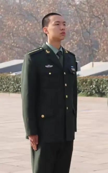 看了毛东东的照片，你会发现他酷似毛主席的少年时代，只不过毛东东是单眼皮，而毛主席
