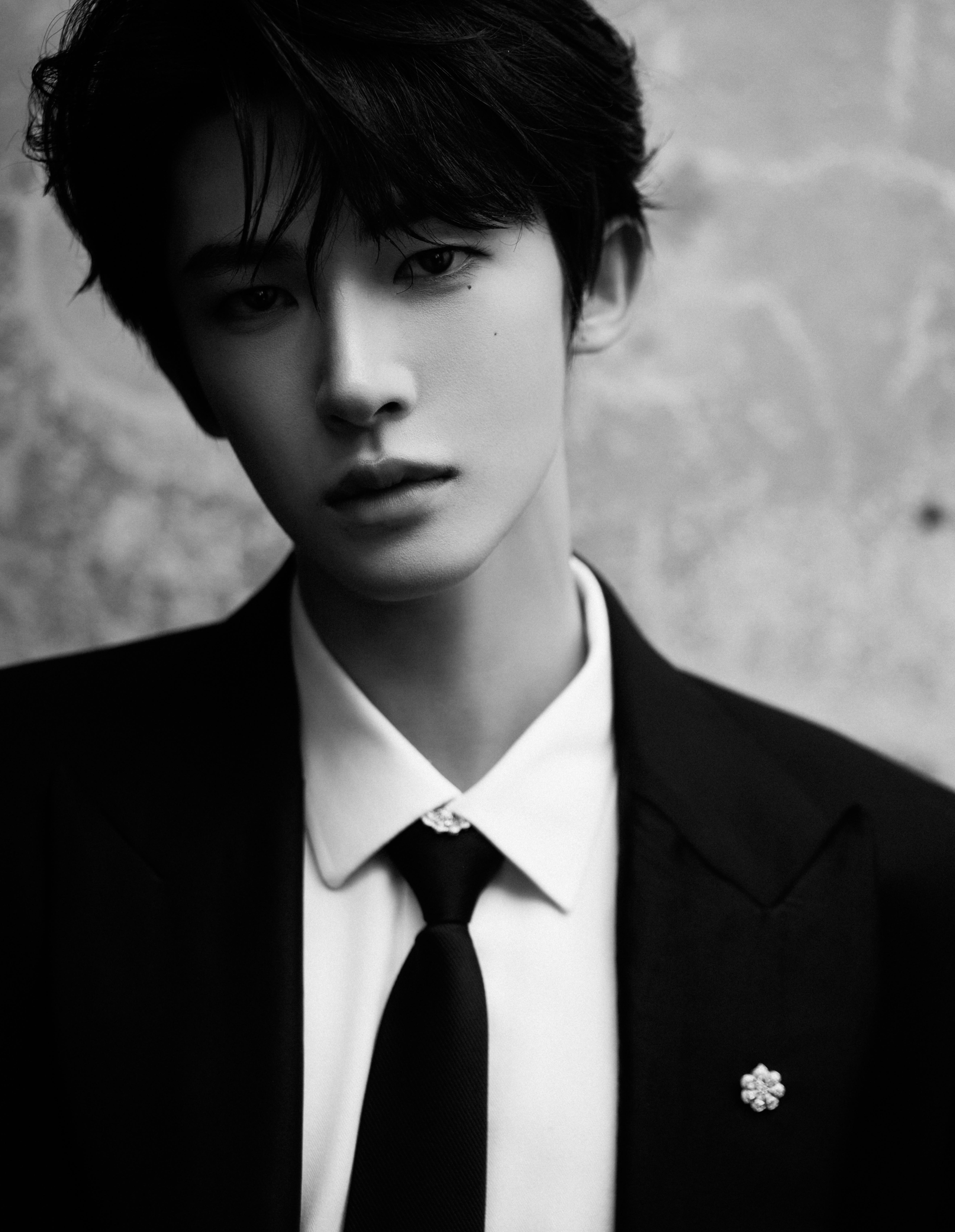 刘宇出席第十六届北京电影节开幕式造型大片，一袭Steven Passaro流苏西