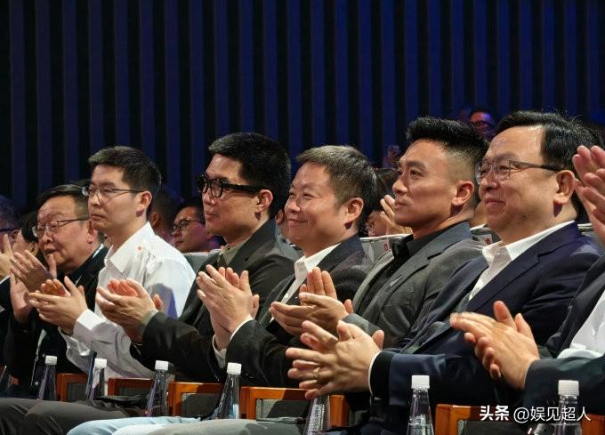 小米发布会一开场，阿维塔王辉直接坐前排，这哪是简单捧场，信息量太大了！
 
好多