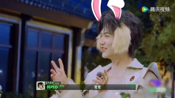 周柯宇站在正对面，章若楠一转头做兔子动作全给他看了个正着。那孩子笑得肩膀都在抖，