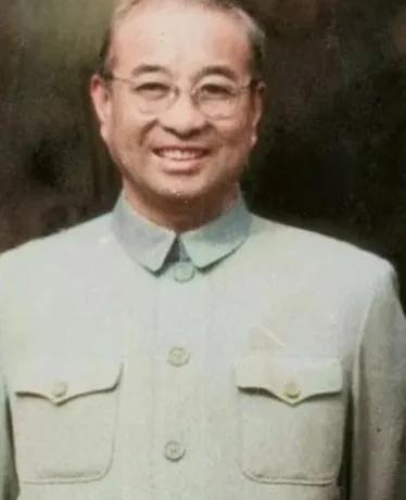 1955年9月27日授衔仪式上，当毛主席走到陈赓面前时，说：“你陈赓当大将了”，