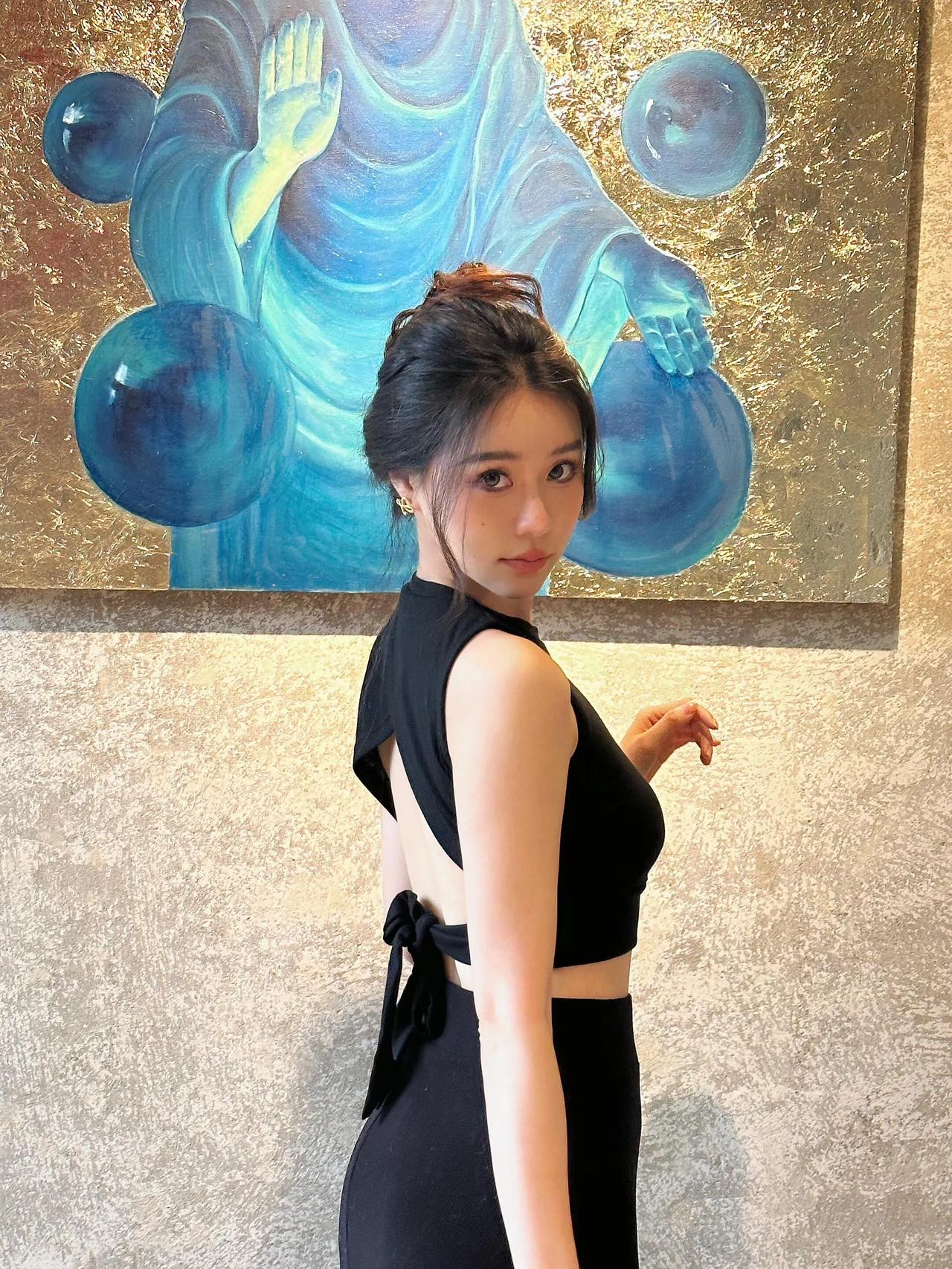 时尚性感，优雅大方。