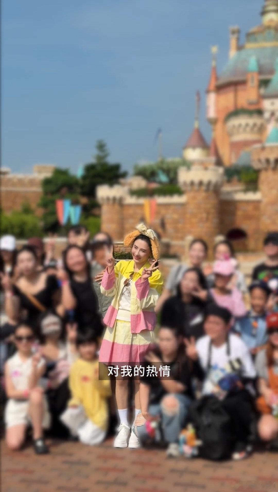 张柏芝包机票带粉丝去迪士尼 张柏芝放出迪士尼的游玩Vlog，兑现了生日时许下的诺