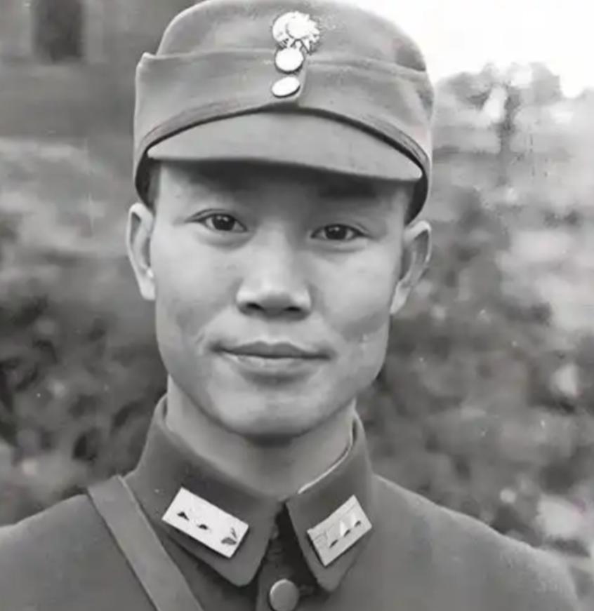 1925年，陈诚回家奔丧。多年不见的妻子，想与他同房。妻子刚到床上，就被他强行推