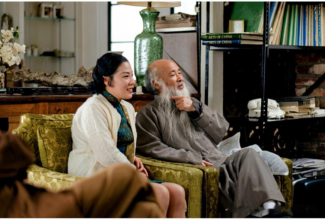 这是1970年张大千与他的娇妻徐雯波在可以居留下的一张老照片，这不是演戏，而是当