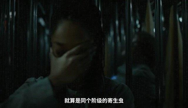 编号17电影里的讽刺果然，黑色幽默是奉俊昊导演的创作舒适区。在《编号17》中，人