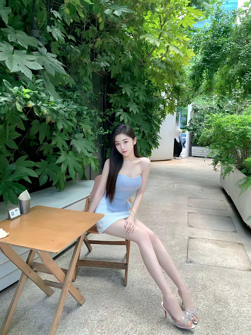 在绿意盎然的小院里，享受宁静的午后时光。