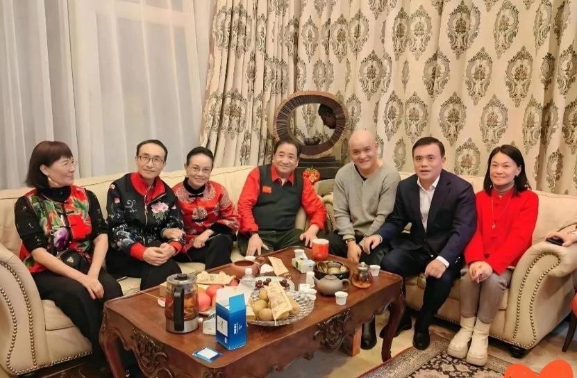 相声演员美国豪宅唱“爱国”
事情大家也都知道了，那个说相声的，在美国的别墅里唱歌