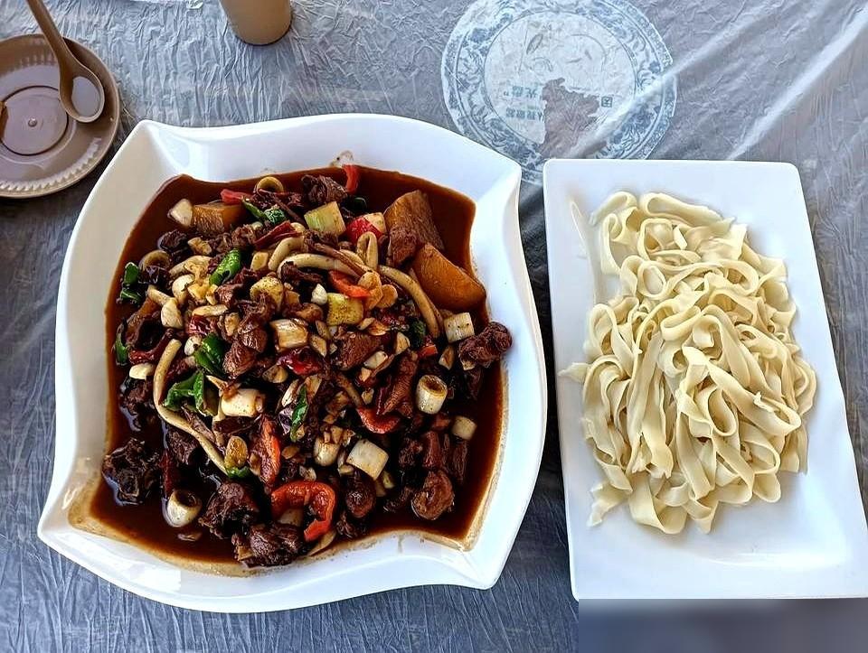 五一头天，我一脚油门轰出乌鲁木齐，直奔葛家沟。

真不是我夸张，现在乌市周边的乡