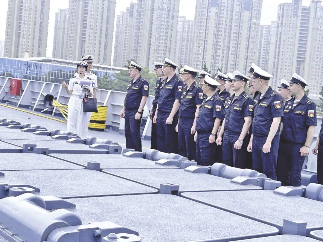 站在052D的垂发前，俄罗斯海军没有一个笑的
 
7月8日，中俄“海上联合-20