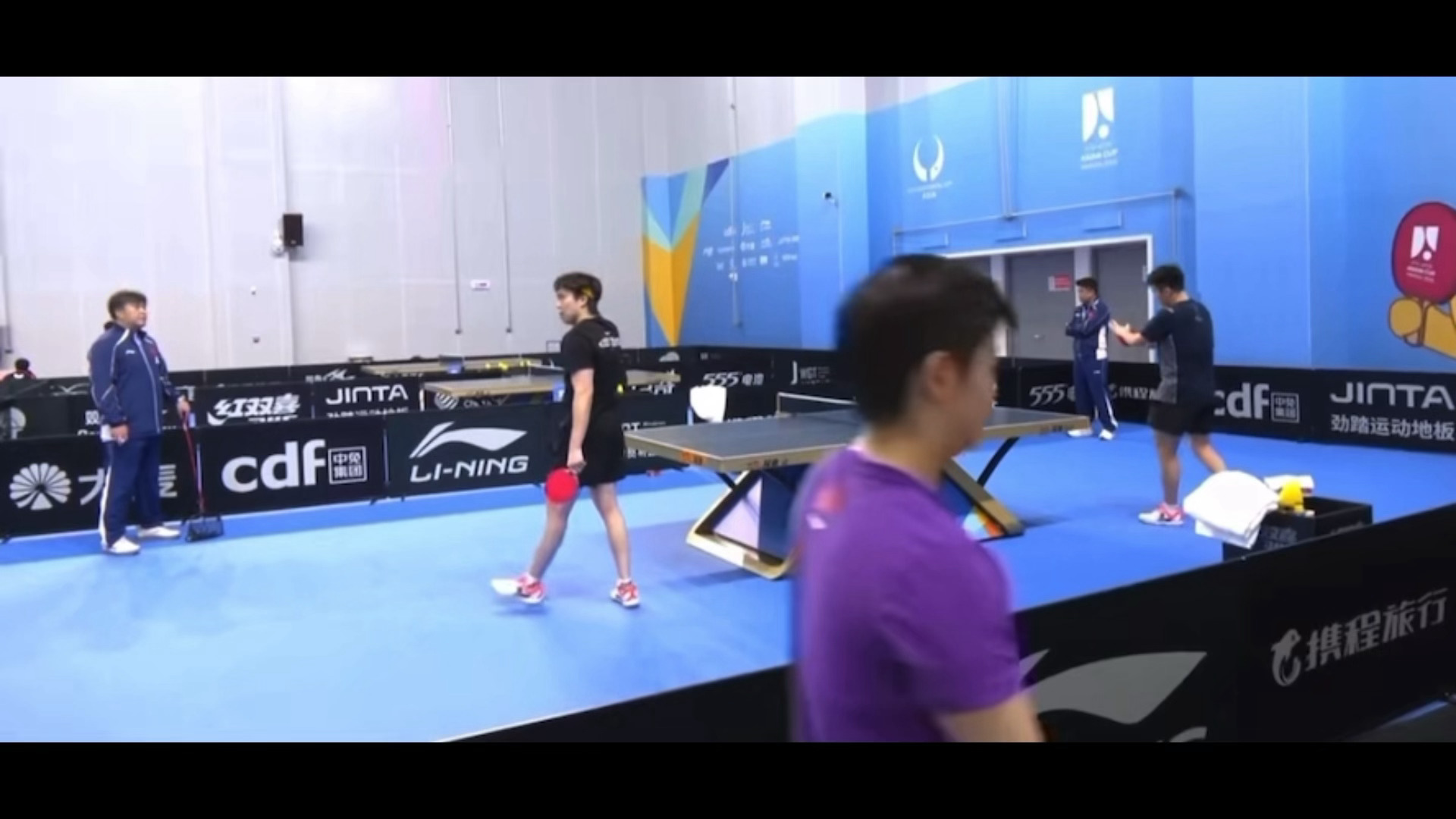 我不行了咪儿就这样走来走去 