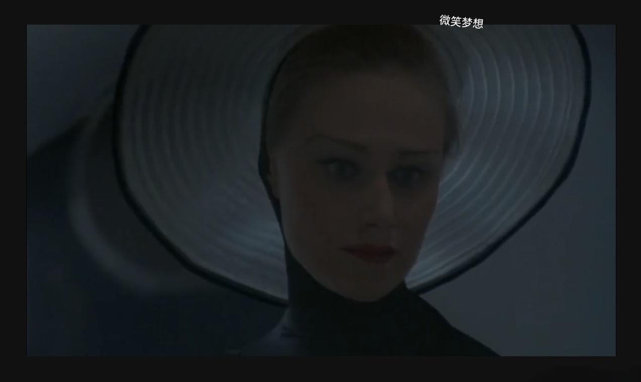 他让妻子和前任在度假别墅独处，自己转身去了酒吧。
这不是电影，这是1987年意大