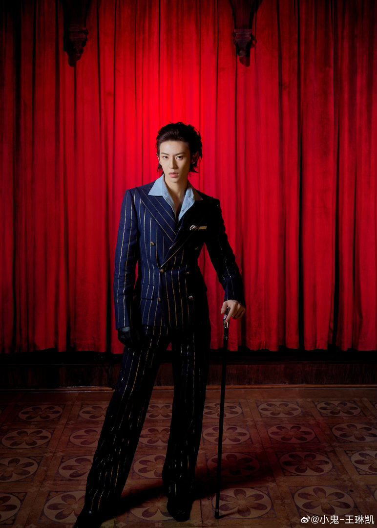 王琳凯手控福利王琳凯直播嗦鸡爪王琳凯直播太有梗！嗦鸡爪还不忘给粉丝发手控福利，r