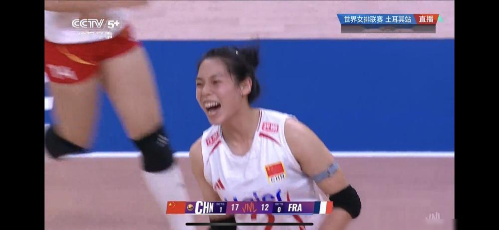 什么叫惊喜！
赛前一片唱衰，结果中国姑娘们直接3：0横扫法国队！
赢得那叫一