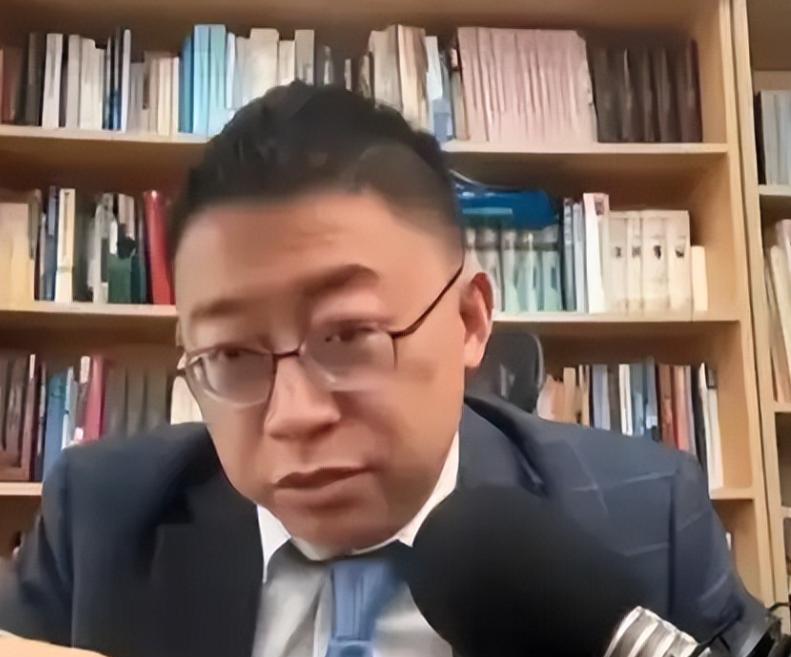 沈逸把话筒拍在桌上那一下，我耳机差点炸掉。
他说得直白：境外钱不是不能拿，得先问