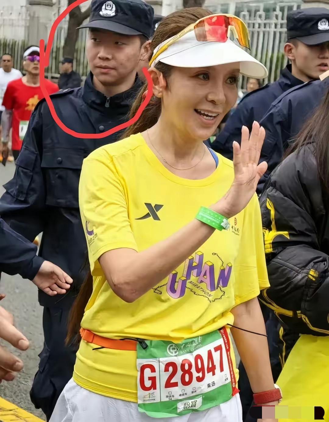 果然还是跑友更懂跑友，我问喜欢参加马拉松的朋友，为什么朱迅参加马拉松这么轻易就中