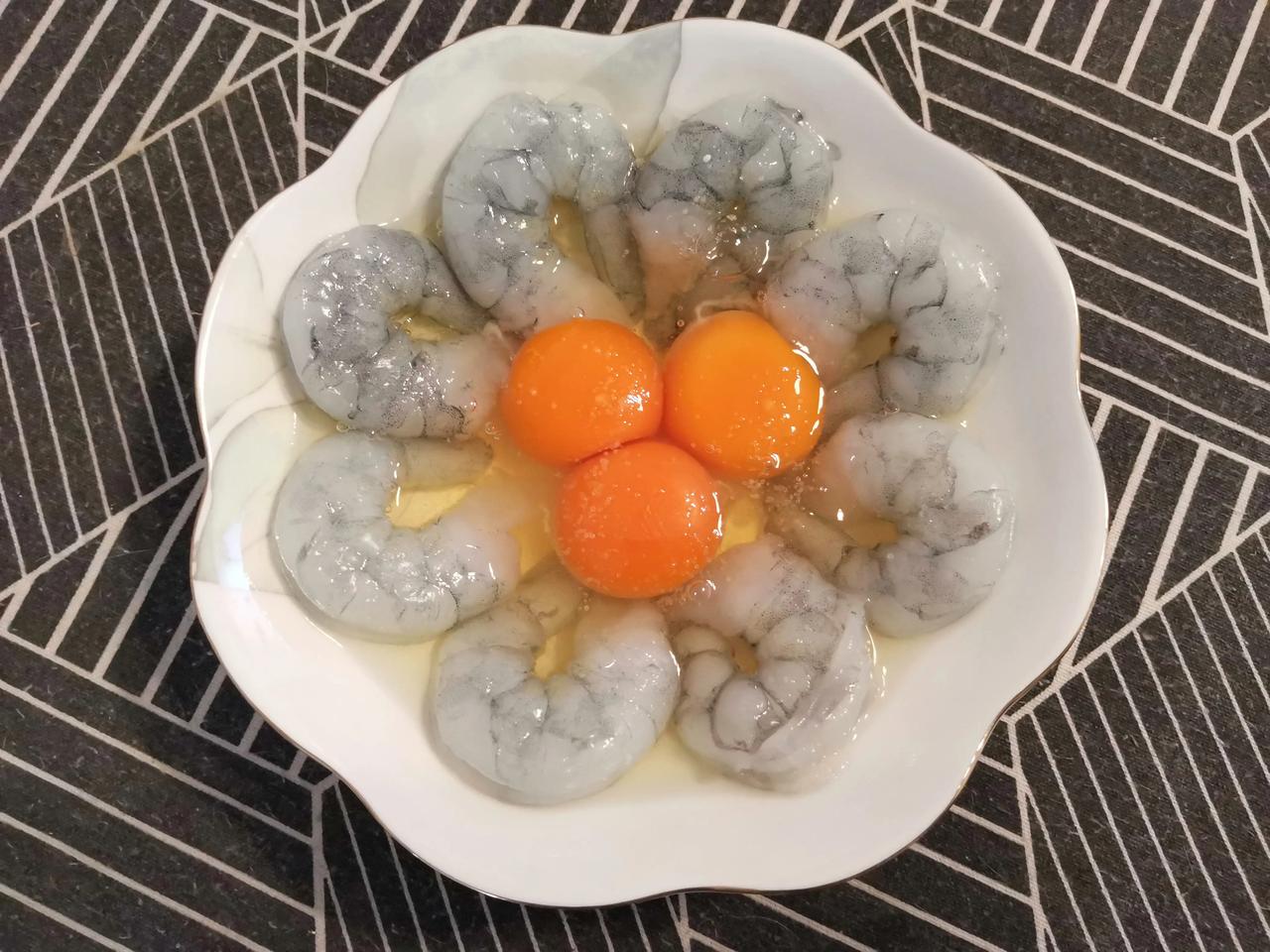 中午想做一道菜，也叫虾仁蒸蛋。这是开始蒸之前的样子拍一下，有图有真相啦，八个大虾