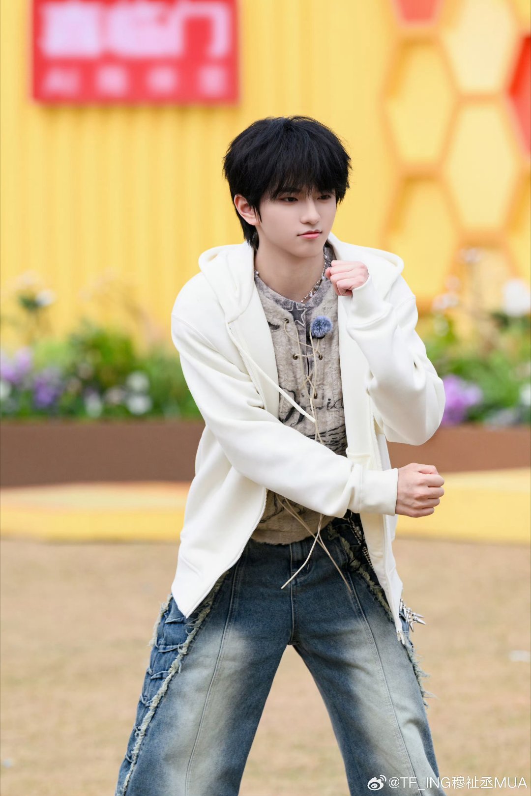 穆祉丞一回头发现楼外没有下雨穆祉丞新蜂王周五晚高疯  穆祉丞综艺里状态真的太好啦