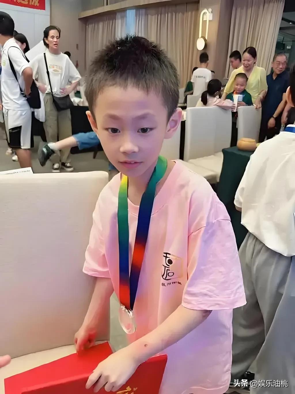 朱宏鑫与战鹰最大的不同在于运气。

一个9岁业余6段（相当于职业初段) ，另一个