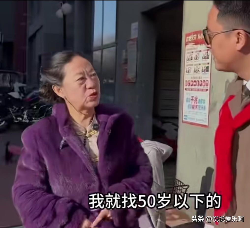 这位大姐57岁了，牵线人领着她去相亲。说实话，这位大姐虽然长相还可以，但是看上去