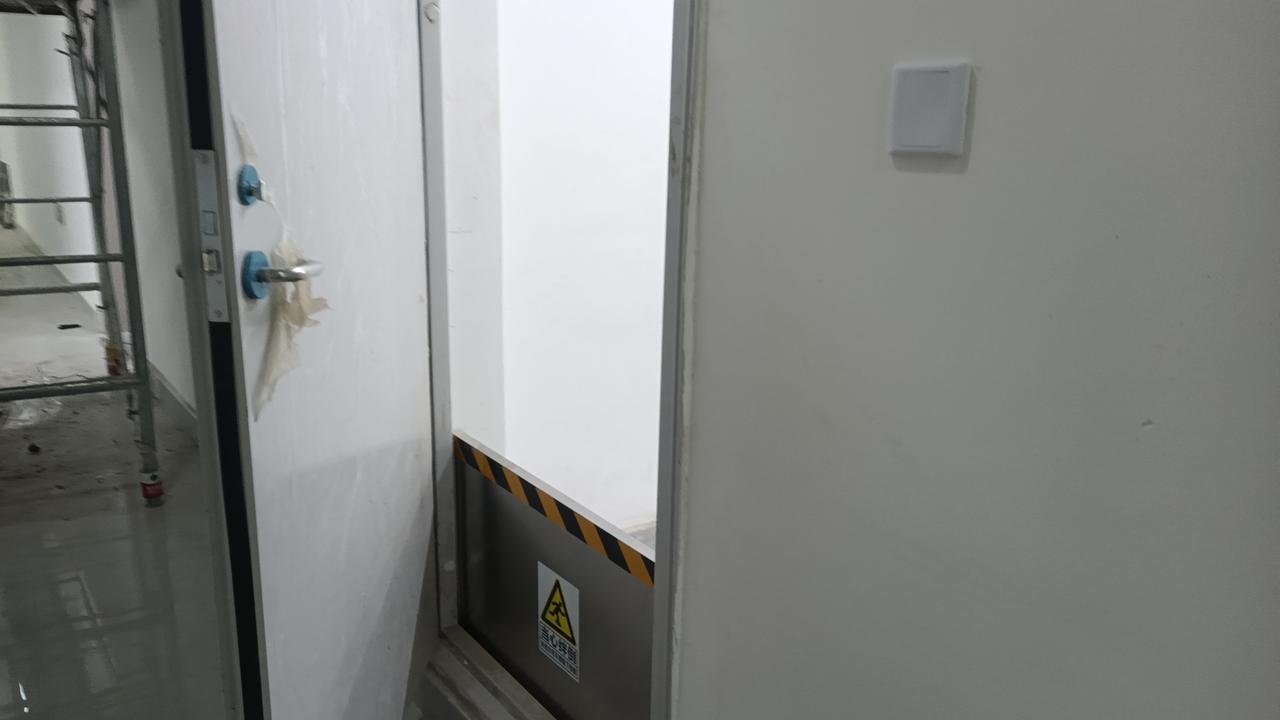 想象一下，当天色变得阴沉，空气中弥漫着不安的气息，曾经熟悉的城市变得荒凉。这个时