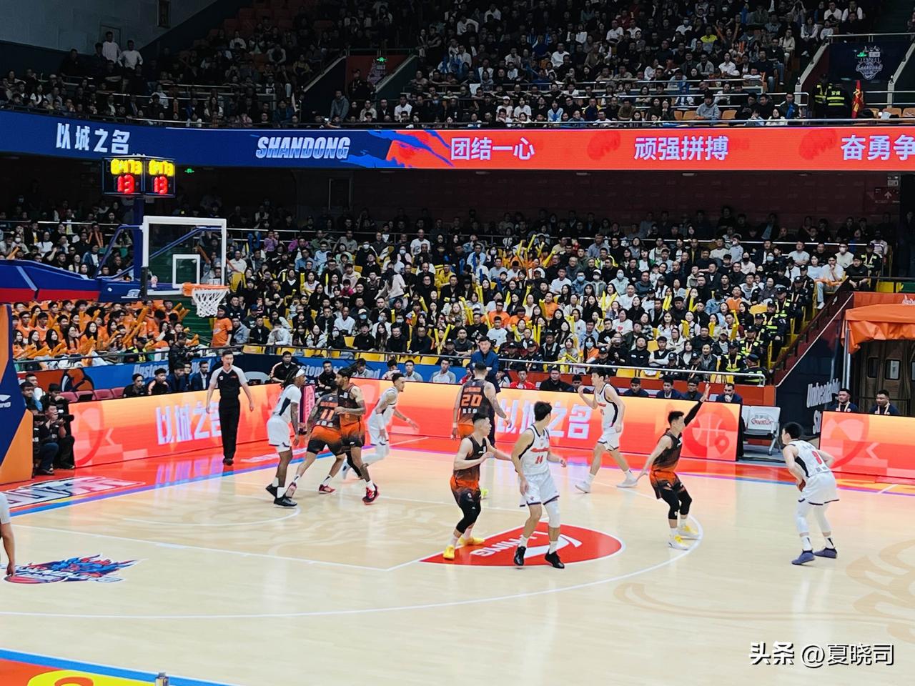 山东高速男篮回到主场，最终赢下广东宏远，比赛前主教练邱彪指导果断启用的许梦君和刘