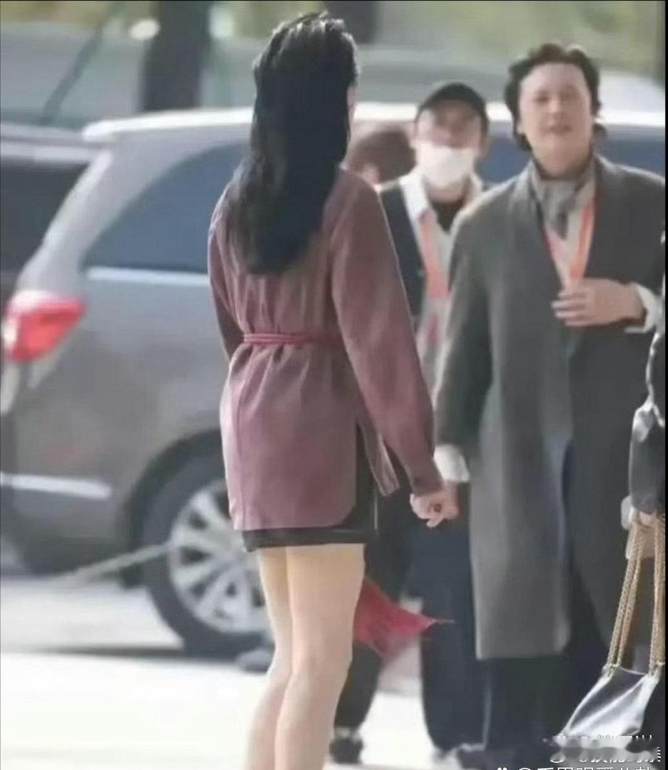 难怪宁静说张雨绮身‏上有股肉香，这么⁠一看还真是那么回事。 