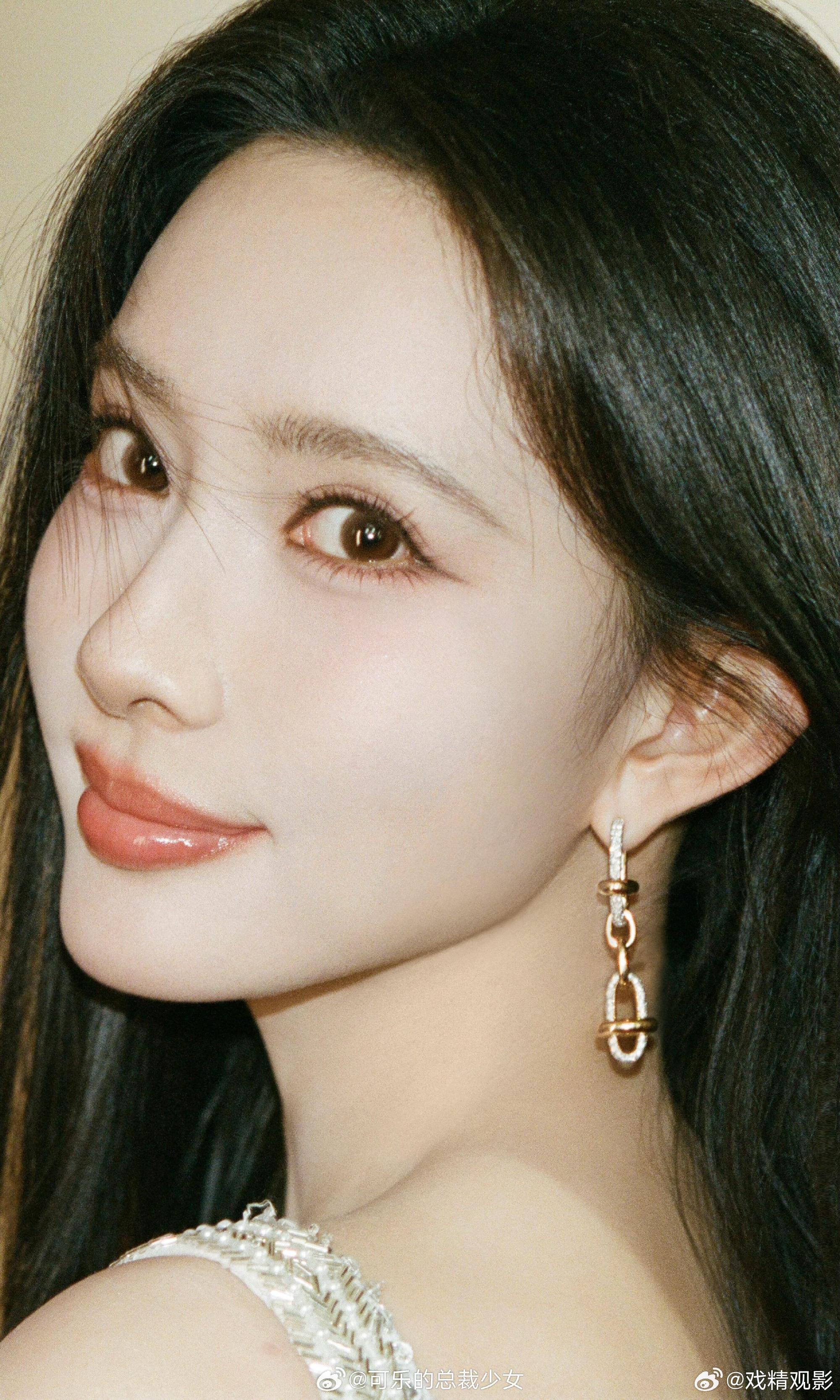 孟子义黑白光影大片 清冷优雅温柔又疏离，这些气质全被孟子义用黑白光影展现得淋漓尽