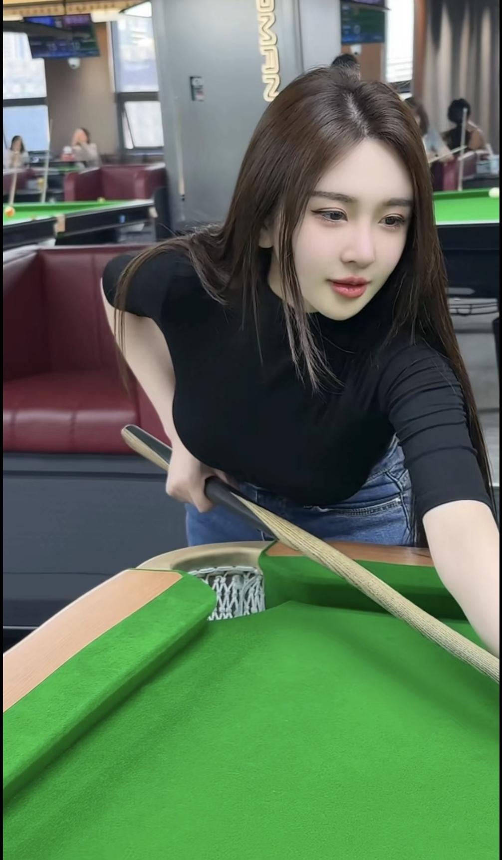 第一次见这么漂亮的小姐姐打球。
又美又飒，这才是打台球的正确打开方式！
你觉得，