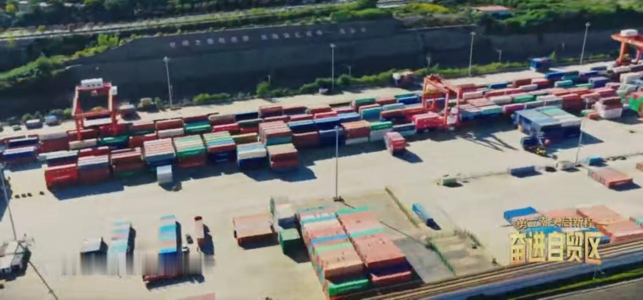 江苏自贸试验区连云港片区，潮涌东方，活力迸发。码头巨轮鸣笛启航，汽车成列静待出海
