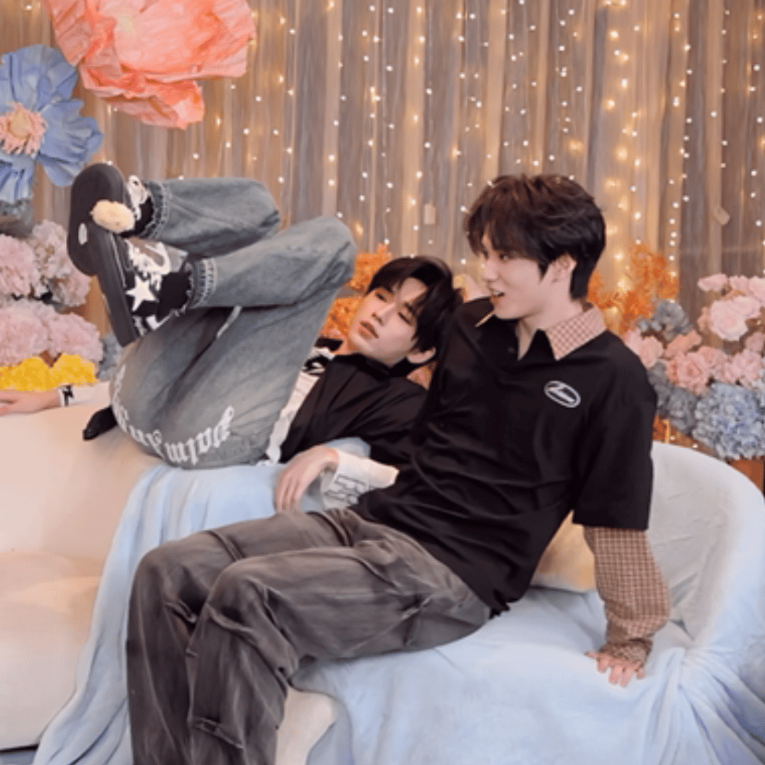 我爸妈躺一起了但是是这个画风 ​​​
