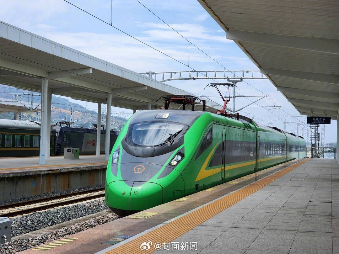 【增开多趟动车组列车 #想马上买票去坐火把节专列#】近日，2024年凉山彝族火把