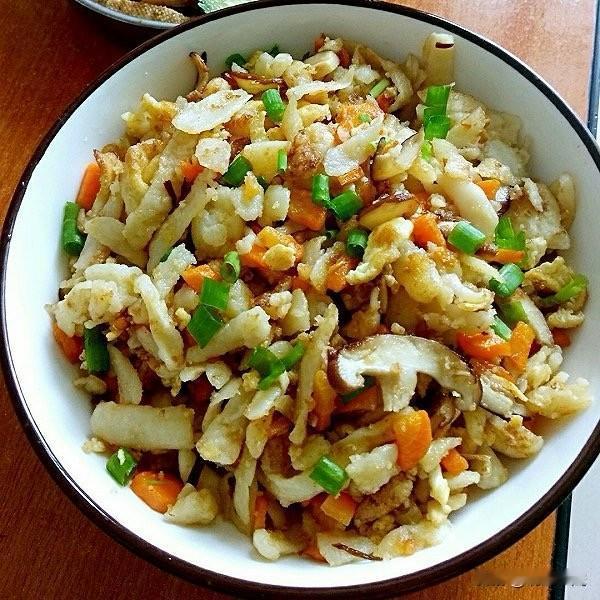 藏在烟火里的平民滋味：那些因贫穷诞生的经典美食

人间烟火气，最抚凡人心。穿梭在